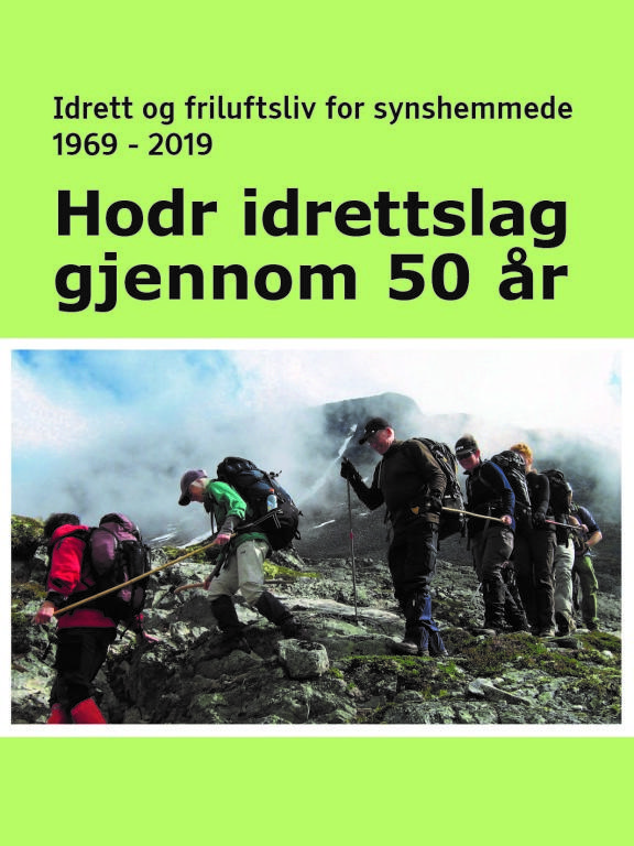 Forsiden av boken med bilde av fjelltur med utsikt