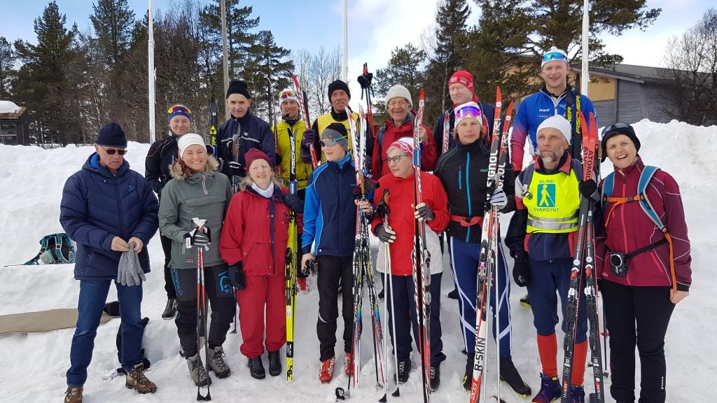 15 personer med ski