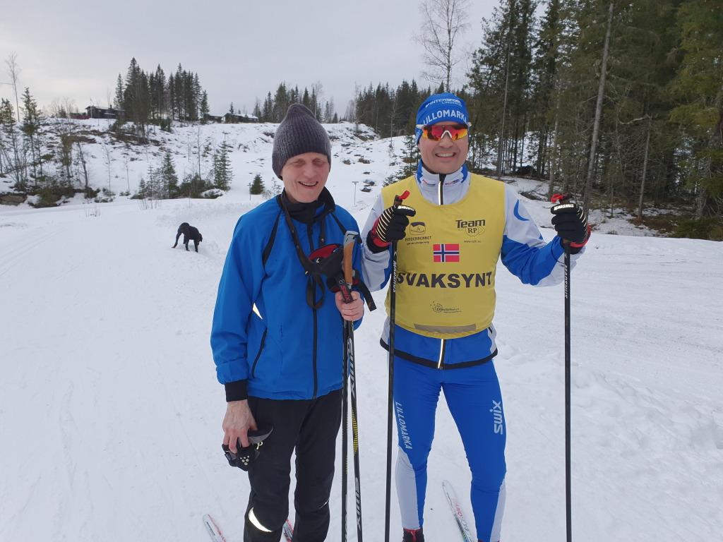 To personer med ski på beina