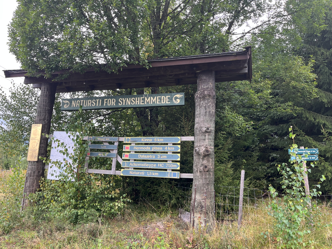 Skilt: «Natursti for synshemmede»