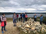 Viser gruppen på Nevelfjell med Reinsvatnet bak.