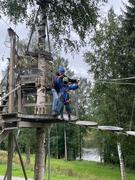 Barn med blindfold og styreleder i høydebanen.