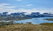 Flott utsikt sørover fra Jomfrunuten/1479: Finsehytta, Finsevatnet/1212 og Hardangerjøkulen med tre brearmer.