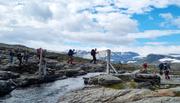 På hengebru over Finseelvi ved høyde 1380: Kjersti og Lars med jøkulen i sør.