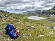 Mat med utsikt 1: Lars og Stine høyt over Ynglesvatnet/1240 og med Hallingskarvet i bakgrunnen.