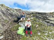 Mat med utsikt 2: Ingalill og Silje Aurora på første- og andre balkong.