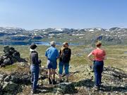 I flott og blått vær blir vi fristet til å legge turen om Bolhovd/1507: Vid utsikt vestover, over vann og fjell.