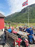 God steming på terrassen ved Aurlandsdalen Turisthytte/820 etter planlagt skyss fra Steinbergdalen: Else og Lars nærmest kameraet.