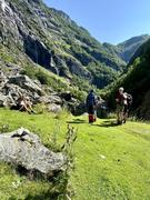 Fredag: Første stopp på vår vei Aurlandsdalen opp er ved den gamle plassen Almen/370: Frodig og grønt, men med digre steinblokker over alt.