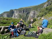 Vi nyter dagens første matpause på oversiden av husklyngen på Sinjarheim.