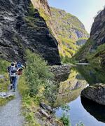 Nede igjen ved Aurlandselvi går vi over Stormuren, en oppbygd sti i kanten av elva.