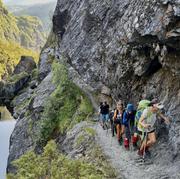 Smal sti og dypt ned: Det føles trygt med wire langs fjellveggen.