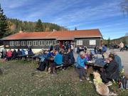 Gjengen samlet til lunsj under blå himmel på Mariholtet. Foto: Tiril Andersen.