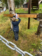 Sander (9) skriver inn svar på en av rebusoppgavene.
