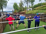 Fartsfylt bilde fra Human foosball, alle med blindfold.