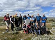 Gruppebilde på dagens høyeste punkt, 1200 moh: Knut er fotograf og Tore har tatt toget!