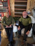 I peisestua på Hageseter: Jarle og Jan på skinnfeller i digre kubbestoler.