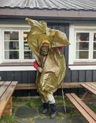 Dagstur Storberget: Tiril har latterfremkallende problemer med regnponchoen i vindkastene før avgang.